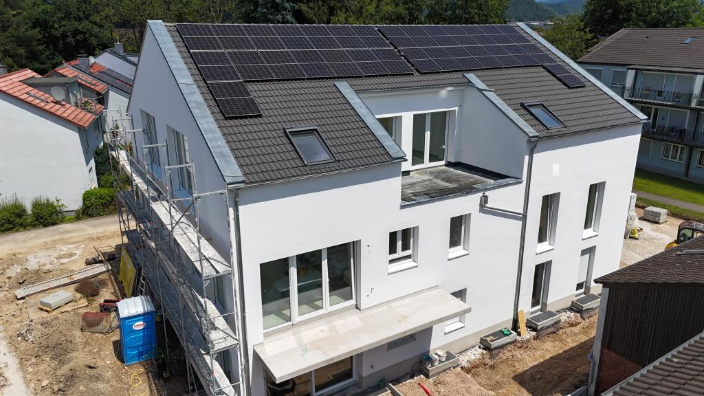 Freiburg - Lichtdurchflutete 3 Zi-Whg. mit Panoramablick im 1.OG, Süd-Balkon - Effizienz "A"