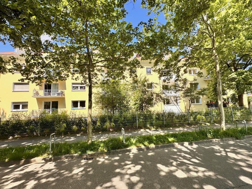 Freiburg - Große 4 Zimmer Wohnung im 1.OG, bezugsfrei, 2x Balkon, Keller, inkl. Stellplatz im sanierten Haus