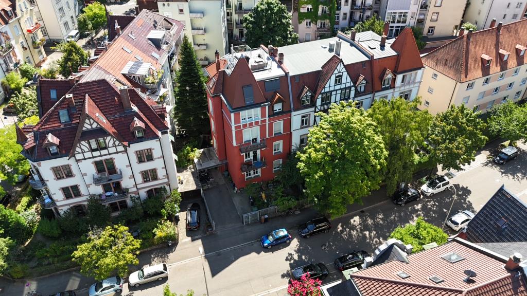 Freiburg - Einzigartig! 3-Zi. Altbauwhg., hohe Decken, zwei Balkone, umfänglich renoviert in der Wiehre