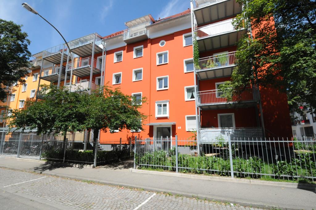 Freiburg - EG-Hochparterre - Umfänglich renovierte 2-Zimmer mit 2 Loggien zzgl. Stellplatz